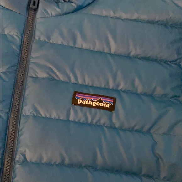 Patagonia down jacket folds into pillow - Picture 2 of 9